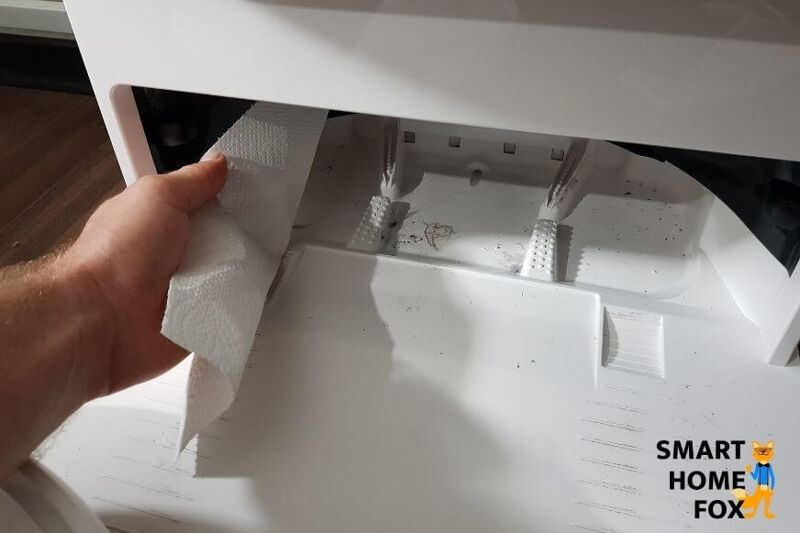 Ванна в станции Yeedi Mop очищается с помощью бумажной салфетки